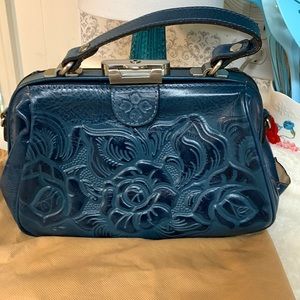 Patricia Nash Gracchi kiss lock crossbody/handbag in tooled leather.